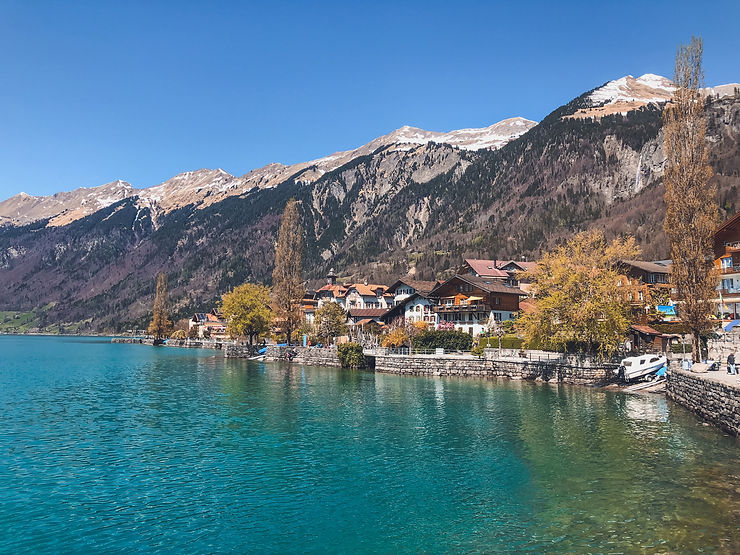 Linda Vila e lago de Brienz na Suíça
