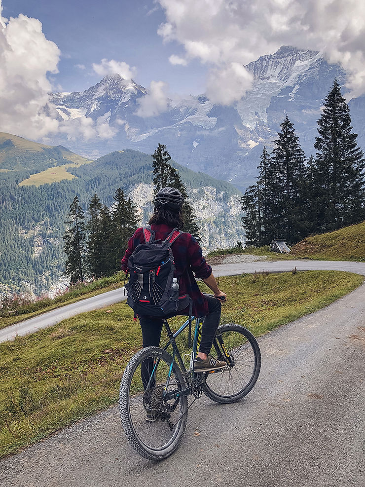 Passeio de bicicleta nos alpes suiços na cidade de Mürren